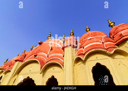 Hawa Mahal è un bellissimo palazzo in Jaipur (città rosa), Rajasthan, noto anche come palazzo dei venti o Palazzo della brezza, costruito in rosso e rosa Foto Stock