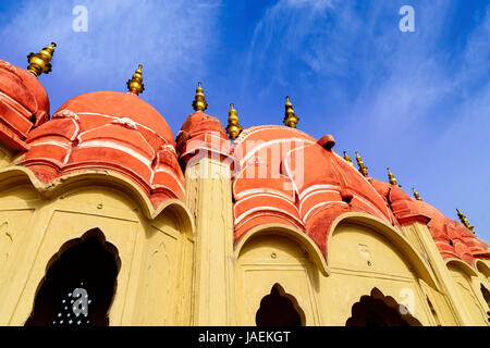 Hawa Mahal è un bellissimo palazzo in Jaipur (città rosa), Rajasthan, noto anche come palazzo dei venti o Palazzo della brezza, costruito in rosso e rosa Foto Stock