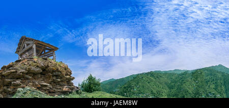 Gloriosa vista panoramica della valle Janjheli e bel cielo azzurro in Himalaya, India Foto Stock