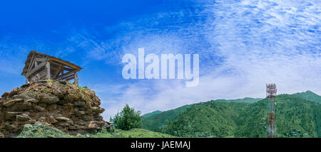 Gloriosa vista panoramica della valle Janjheli e bel cielo azzurro in Himalaya, India Foto Stock