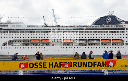 Plakat 'Grosse Hafenrundfahrt' vor Kreuzfahrtschiff MSC Lirica beim Hafengeburtstag 2012, Amburgo, Deutschland; Banner 'grande porto round trip' nella parte anteriore della nave da crociera MSC Lirica al porto compleanno 2012, Amburgo, Germania Foto Stock