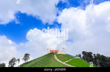 Splendida vista di scoperchiata santuario di Shikari Mata Temple (il cacciatore dea) ad una altezza di 2850 metri sopra il livello del mare vicino Janjehli valley, Himachal Foto Stock