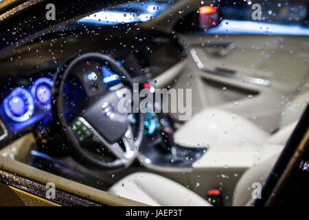 Auto moderna interni (SHALLOW DOF - messa a fuoco selettiva; dai toni di colore immagine) Foto Stock