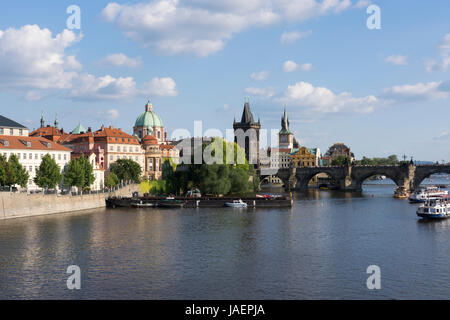 Il Ponte Carlo e la Torre del Ponte della Città Vecchia come si vede dal Fiume Vltava, Praga, Repubblica Ceca Foto Stock
