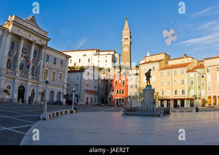 Tartini piazza con i suoi edifici colorati a Pirano, piccola città costiera in Istria, Slovenia Foto Stock