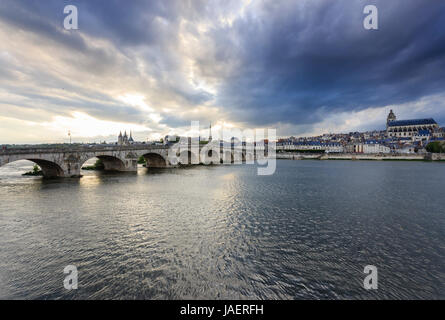 Francia, Loir et Cher, Blois, Loire, Jacques Gabriel Bridge, Saint Louis cattedrale sulla destra e Chiesa Saint Nicolas sulla sinistra Foto Stock