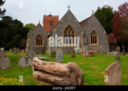 La bella chiesa locale nel tranquillo villaggio di Hurst vicino a Twyford con il suo vecchio albero panca ed erba rasata tutti molto ordinatamente kempt. Foto Stock