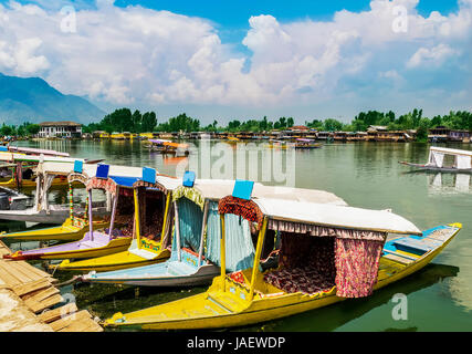 Barche Shikara / Lifestyle in dal lago. La popolazione locale utilizzare Shilara (una piccola barca) per il trasporto in dal lago. Essa è la più attraente destinazione f Foto Stock