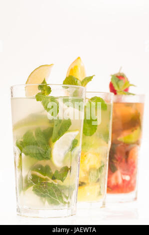 Il Mojito Cubano un cocktail preparato con rum cubano, calce, zucchero , una spruzzata di soda e aromatizzati con frutta fresca di vostra scelta Foto Stock