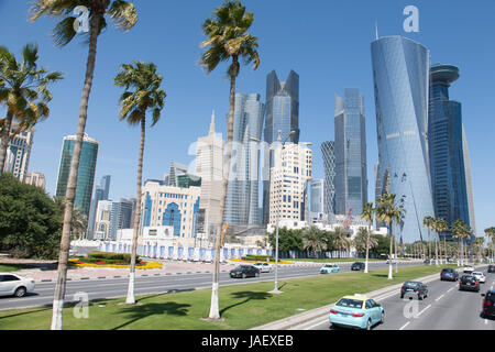 Al Corniche Street e il forte rialzo quartiere degli affari di West Bay, a Doha, in Qatar. Foto Stock