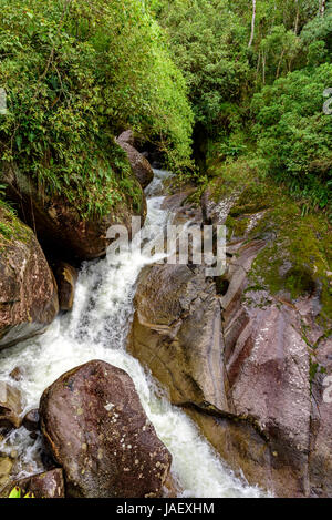 Piccolo fiume e cascata tra il Itatiaia Parco Nazionale di rocce Penedo, Rio de Janeiro Foto Stock