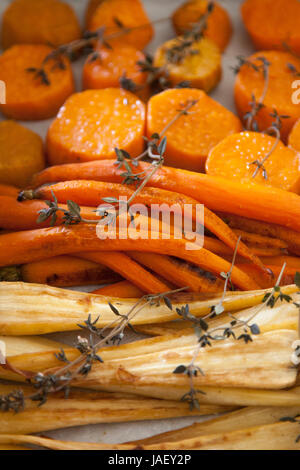 Carote arrosto servita in una piastra. Foto Stock