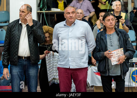 26 maggio 2017: horia paun il presidente rumeno della federazione di pallacanestro (al centro) durante la lnbm - uomini national basketball league - finale - gioco tra steaua csm eximbank Bucarest e u banca transilvania cluj presso la sala regimentului de garda 'mihai viteazul', Bucarest, Romania rou. copyright: cronos/catalin soare Foto Stock