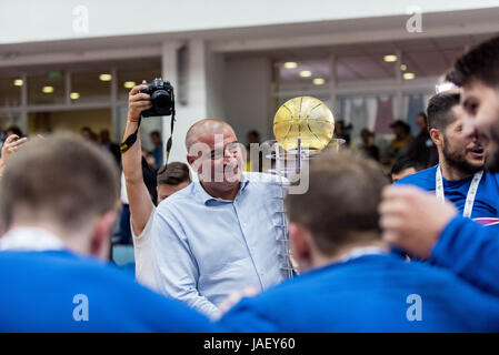 26 maggio 2017: horia paun il presidente rumeno della federazione di pallacanestro (al centro) durante la lnbm - uomini national basketball league - finale - gioco tra steaua csm eximbank Bucarest e u banca transilvania cluj presso la sala regimentului de garda 'mihai viteazul', Bucarest, Romania rou. copyright: cronos/catalin soare Foto Stock