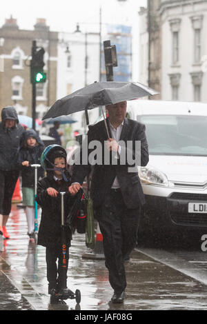 Londra REGNO UNITO. Il 6 giugno 2017. I pendolari e i pedoni lotta contro il freddo pioggia di ancoraggio a Wimbledon Town Center su un panno umido miserabile giorno di credito: amer ghazzal/Alamy Live News Foto Stock