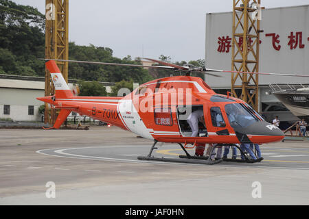 5 giugno 2017 - Guangzhou, Guangzhou, Cina - Guangzhou - Cina-5 Giugno 2017: (solo uso editoriale. Cina fuori) ..Un trapano di salvataggio di Air Ambulance elicotteri è tenuto a Guangzhou, la capitale del sud della Cina di Provincia di Guangdong, Giugno 2nd, 2017. Prende soltanto a meno di quindici minuti per inviare un paziente dal sito incidente alla sala di emergenza. (Credito Immagine: © SIPA Asia via ZUMA filo) Foto Stock