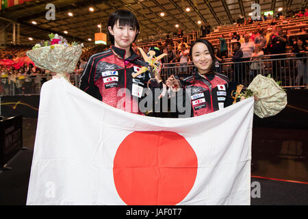 Dusseldorf, Germania. 5 Giugno, 2017. Hina Hayata & Mima Ito (JPN) Tennis da tavolo : 2017 World Table Tennis Championships doppio femminile premiazione al Messe Dusseldorf in Dusseldorf, Germania . Credito: Enrico Calderoni/AFLO/Alamy Live News Foto Stock