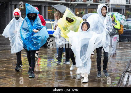 Windsor, Regno Unito. Il 6 giugno, 2017. I turisti fanno la loro strada verso il Castello di Windsor in heavy rain con ombrelloni e antipioggia assortiti. Credito: Mark Kerrison/Alamy Live News Foto Stock