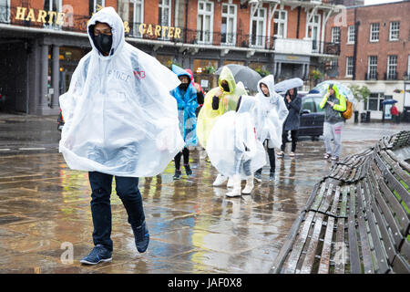 Windsor, Regno Unito. Il 6 giugno, 2017. I turisti fanno la loro strada verso il Castello di Windsor in heavy rain con ombrelloni e antipioggia assortiti. Credito: Mark Kerrison/Alamy Live News Foto Stock