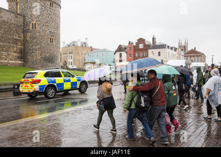 Windsor, Regno Unito. Il 6 giugno, 2017. I turisti fanno la loro strada verso il Castello di Windsor in heavy rain con ombrelloni e antipioggia assortiti. Credito: Mark Kerrison/Alamy Live News Foto Stock