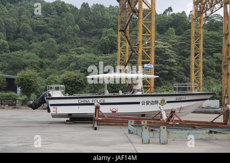 Guangzhou, Guangzhou, Cina. 5 Giugno, 2017. Guangzhou - Cina-5 Giugno 2017: (solo uso editoriale. Cina OUT) .un trapano di salvataggio di Air Ambulance elicotteri è tenuto a Guangzhou, la capitale del sud della Cina di Provincia di Guangdong, Giugno 2nd, 2017. Prende soltanto a meno di quindici minuti per inviare un paziente dal sito incidente alla sala di emergenza. Credito: SIPA Asia/ZUMA filo/Alamy Live News Foto Stock
