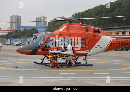 Guangzhou, Guangzhou, Cina. 5 Giugno, 2017. Guangzhou - Cina-5 Giugno 2017: (solo uso editoriale. Cina OUT) .un trapano di salvataggio di Air Ambulance elicotteri è tenuto a Guangzhou, la capitale del sud della Cina di Provincia di Guangdong, Giugno 2nd, 2017. Prende soltanto a meno di quindici minuti per inviare un paziente dal sito incidente alla sala di emergenza. Credito: SIPA Asia/ZUMA filo/Alamy Live News Foto Stock