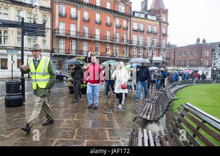 Windsor, Regno Unito. Il 6 giugno, 2017. I turisti fanno la loro strada verso il Castello di Windsor in heavy rain con ombrelloni e antipioggia assortiti. Credito: Mark Kerrison/Alamy Live News Foto Stock