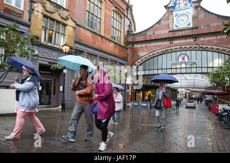 Windsor, Regno Unito. Il 6 giugno, 2017. I turisti fanno la loro strada verso il Castello di Windsor in heavy rain con ombrelloni e antipioggia assortiti. Credito: Mark Kerrison/Alamy Live News Foto Stock