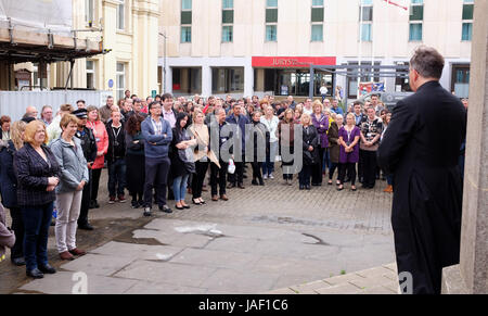 Brighton, Regno Unito. Il 6 giugno, 2017. Il personale da Brighton Town Hall e i membri del pubblico si uniscono in un minuto di silenzio oggi in memoria di coloro che sono morti in un attacco terroristico a Londra lo scorso weekend Credito: Simon Dack/Alamy Live News Foto Stock