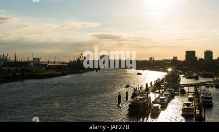 Amburgo, Germania. Il 4 giugno, 2017. Il sole si riflette nel Norderelbe (Nord del Fiume Elba) fiume ad Amburgo, Germania, il 4 giugno 2017. Foto: Christophe Gateau/dpa/Alamy Live News Foto Stock