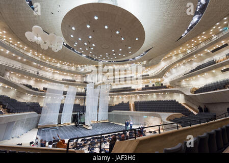 Amburgo, Germania. Il 4 giugno, 2017. La grande sala dei concerti del Elbphilharmonie (Elbe Philharmonic Hall) di Amburgo, Germania, il 4 giugno 2017. Foto: Christophe Gateau/dpa/Alamy Live News Foto Stock