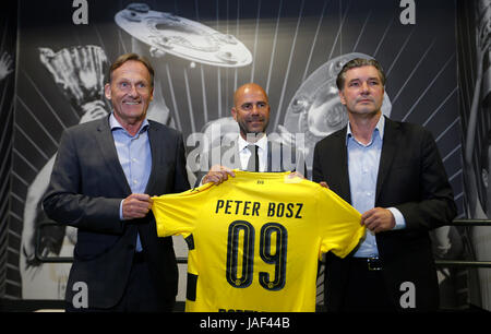 Dortmund, Germania. Il 6 giugno, 2017. Managing Director Hans-Joachim Watzke(da sinistra a destra), il nuovo allenatore della Bundesliga soccer team Borussia Dortmund, Peter Bosz e manager Michael Zorc tenere un team jersey con il numero nove dopo una conferenza stampa al Signal Iduna Park di Dortmund, Germania, 06 giugno 2017. Secondo la DFP Cup team vincente, il 53-enne Bosz ha firmato un contratto fino al 30 giugno 2019. Foto: Ina Fassbender/dpa/Alamy Live News Foto Stock