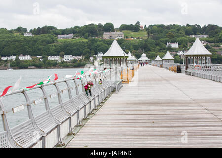 Bangor, Gwynedd, Wales, Regno Unito. Il 6 giugno, 2017. Alta venti messo fuori le persone in visita a Bangor Pier, Bangor. Credito: James Wilson/Alamy Live News Foto Stock