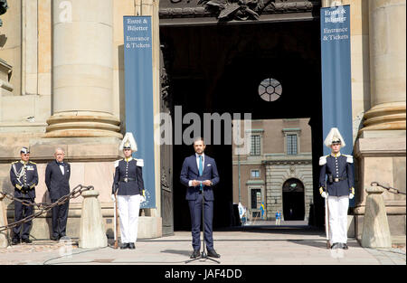 Järfälla, Svezia. 6 Giugno, 2017. Il principe Carl Philip (seconda R) della Svezia offre un discorso in occasione della Giornata Nazionale in Svezia davanti al Palazzo Reale di Stoccolma il 6 giugno 2017. - Nessun filo servizio · Foto: Albert Nieboer/RoyalPress/dpa Foto Stock