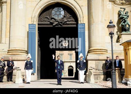 Järfälla, Svezia. 6 Giugno, 2017. Il principe Carl Philip (seconda R) della Svezia offre un discorso in occasione della Giornata Nazionale in Svezia davanti al Palazzo Reale di Stoccolma il 6 giugno 2017. - Nessun filo servizio · Foto: Albert Nieboer/RoyalPress/dpa Foto Stock