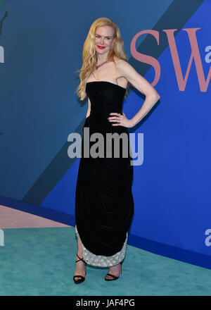 New York, Stati Uniti d'America. 5° giu, 2017. Nicole Kidman assiste il 2017 CFDA Fashion Awards a sala da ballo Hammerstein su Giugno 5, 2017 in New York City. Credito: Erik Pendzich/Alamy Live News Foto Stock