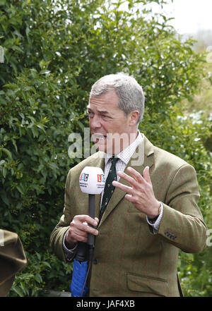 Arromanches-Les-Bains, Normandia. Il 6 giugno 2017. L ex leader dell'UKIP appare sul British Gold settore spiaggia dello sbarco in Normandia nella città di Arromanches-Les-Bains come parte del 73º anniversario. Credito: Wayne Farrell/Alamy News Foto Stock