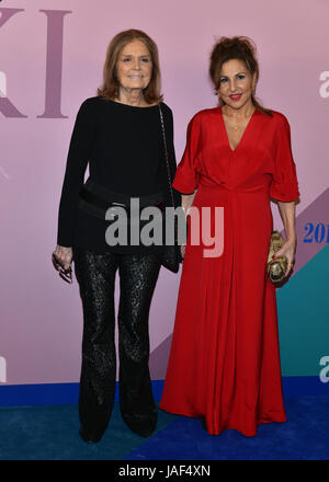 New York, Stati Uniti d'America. 5° giu, 2017. Gloria Steinem ha e Kathy Najimy frequentare il 2017 CFDA Fashion Awards a sala da ballo Hammerstein su Giugno 5, 2017 in New York City. Credito: Erik Pendzich/Alamy Live News Foto Stock