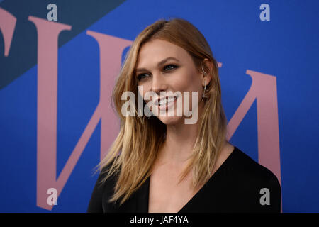 New York, Stati Uniti d'America. 5° giu, 2017. Karlie Kloss assiste il 2017 CFDA Fashion Awards a sala da ballo Hammerstein su Giugno 5, 2017 in New York City. Credito: Erik Pendzich/Alamy Live News Foto Stock