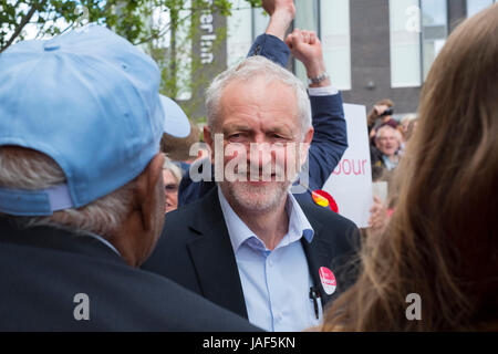 Leader laburista Jeremy Corbyn sorridente in un sostenitore sul sentiero di campagna a Southwater, Telford, Shropshire. Foto Stock