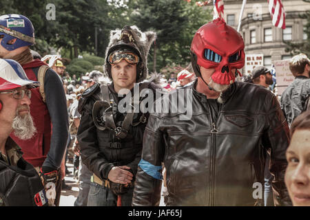 Portland, Stati Uniti d'America. 04 Giugno, 2017. La polizia antisommossa spostare in su antifascista di contestatori. Zack Clark/Alamy Live News Foto Stock