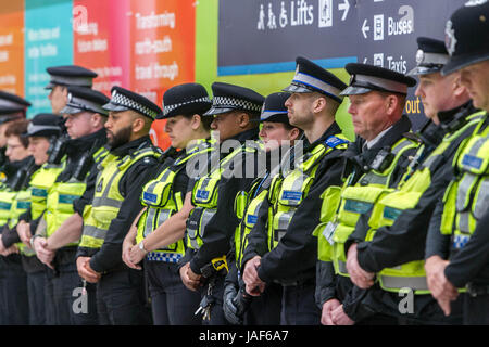 Londra, Regno Unito. Il 6 giugno, 2017. Gli ufficiali di polizia di tenere un minuto di silenzio alla stazione di London Bridge per le vittime dell attentato contro London Bridge di Londra, Gran Bretagna, il 6 giugno 2017. Sette persone sono morte e 48 sono stati feriti nel sabato di attacco quando i pedoni sono stati colpiti da un assunto van essendo guidato oltre il ponte prima che i tre terroristi è andato su un knifing rampage. Credito: Xinhua/Alamy Live News Foto Stock