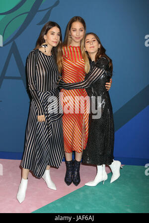 New York, Stati Uniti d'America. 5 Giugno, 2017. ALANA HAIM, ESTE HAIM e DANIELLE HAIM dalla musica del gruppo HAIM frequentare il 2017 CFDA Fashion Awards che si è tenuto presso la sala da ballo Hammerstein Credito: Nancy Kaszerman/ZUMA filo/Alamy Live News Foto Stock