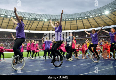 Berlino, Germania. Il 6 giugno, 2017. I ginnasti prendere parte allo stadio di un evento di gala della Germania Internazionale di Ginnastica Festival di Berlino, Germania, 06 giugno 2017. Credito: dpa picture alliance/Alamy Live News Foto Stock