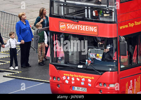 Berlino, Germania. Il 6 giugno, 2017. Il cancelliere tedesco Angela Merkel (secondo da sinistra) prende parte allo stadio di un evento di gala della Germania Internazionale di Ginnastica Festival di Berlino, Germania, 06 giugno 2017. Credito: dpa picture alliance/Alamy Live News Foto Stock