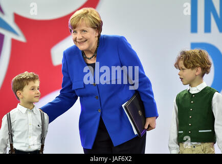 Berlino, Germania. Il 6 giugno, 2017. Il cancelliere tedesco Angela Merkel arriva allo stadio di un evento di gala della Germania Internazionale di Ginnastica Festival di Berlino, Germania, 06 giugno 2017. Credito: dpa picture alliance/Alamy Live News Foto Stock