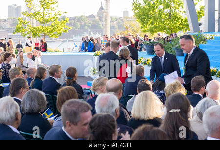 Stoccolma, Svezia. Il 6 giugno, 2017. La Giornata Nazionale della Svezia. Festeggiamenti in fase Solliden, Stoccolma, in presenza della famiglia reale. Il primo ministro Stefan Lofven assiste. Credito: Barbro Bergfeldt/Alamy Live News Foto Stock