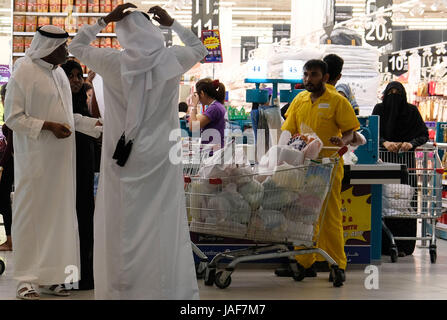 Doha in Qatar. Il 6 giugno, 2017. La gente acquista il cibo in un supermercato a Doha, capitale del Qatar, il 6 giugno 2017. Il Bahrein, gli Emirati Arabi Uniti e Yemen hanno aderito in Arabia Saudita e in Egitto a recidere i rapporti con gas-ricco in Qatar, con l accusa di Riyadh Doha dei gruppi di supporto, compresi alcuni sostenuta dall'Iran. Credito: Nikku/Xinhua/Alamy Live News Foto Stock