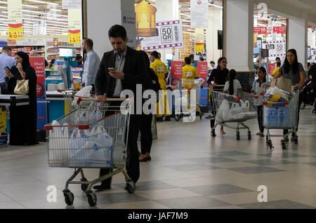 Doha in Qatar. Il 6 giugno, 2017. La gente acquista il cibo in un supermercato a Doha, capitale del Qatar, il 6 giugno 2017. Il Bahrein, gli Emirati Arabi Uniti e Yemen hanno aderito in Arabia Saudita e in Egitto a recidere i rapporti con gas-ricco in Qatar, con l accusa di Riyadh Doha dei gruppi di supporto, compresi alcuni sostenuta dall'Iran. Credito: Nikku/Xinhua/Alamy Live News Foto Stock