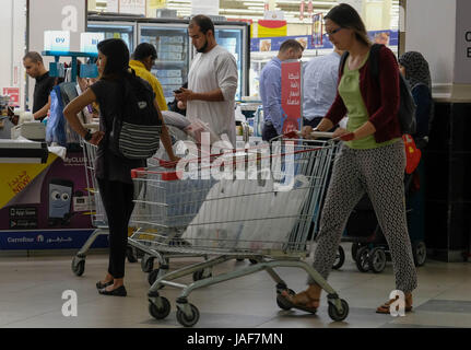 Doha in Qatar. Il 6 giugno, 2017. La gente acquista il cibo in un supermercato a Doha, capitale del Qatar, il 6 giugno 2017. Il Bahrein, gli Emirati Arabi Uniti e Yemen hanno aderito in Arabia Saudita e in Egitto a recidere i rapporti con gas-ricco in Qatar, con l accusa di Riyadh Doha dei gruppi di supporto, compresi alcuni sostenuta dall'Iran. Credito: Nikku/Xinhua/Alamy Live News Foto Stock